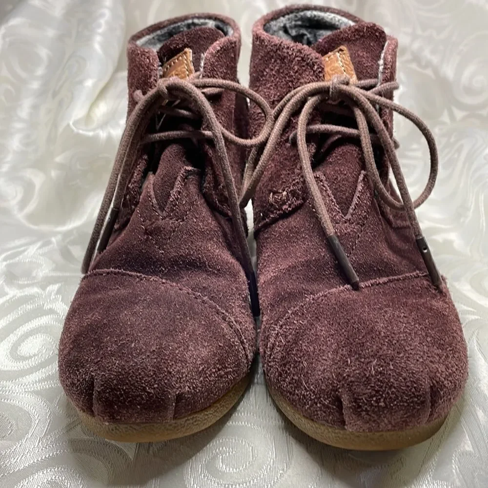 Tom’s tie up suede wedge booties lined in plaid flannel size 5.5